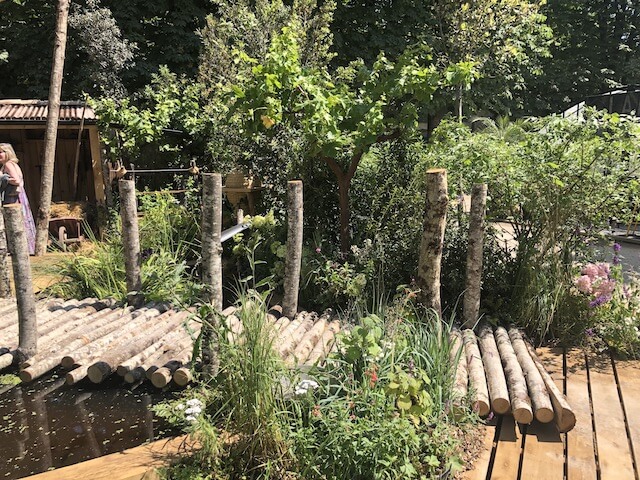 Cette création paysagère représente une vie champêtre rêvée entre petit pont de bois et botte de pailles.
