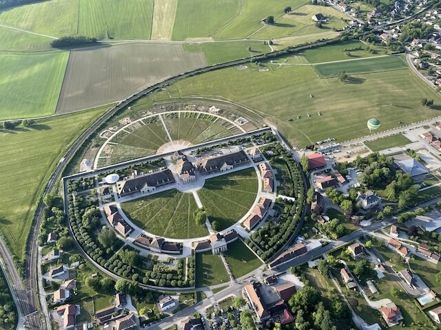 la saline royale d'Arc-et-Senans vue des airs