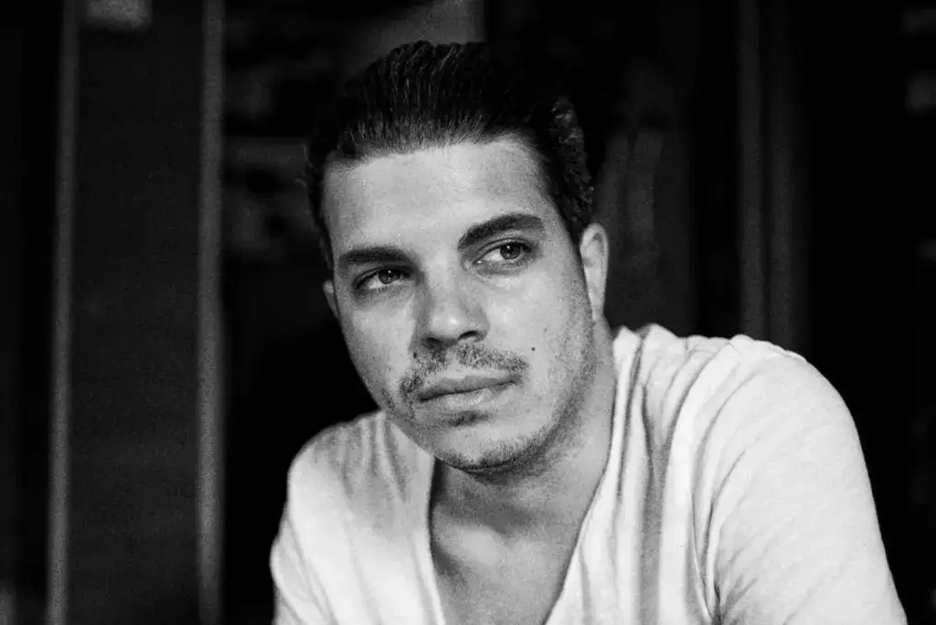Adrian Martini, réalisateur et documentariste, portrait en noir et blanc