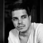 Adrian Martini, réalisateur et documentariste, portrait en noir et blanc