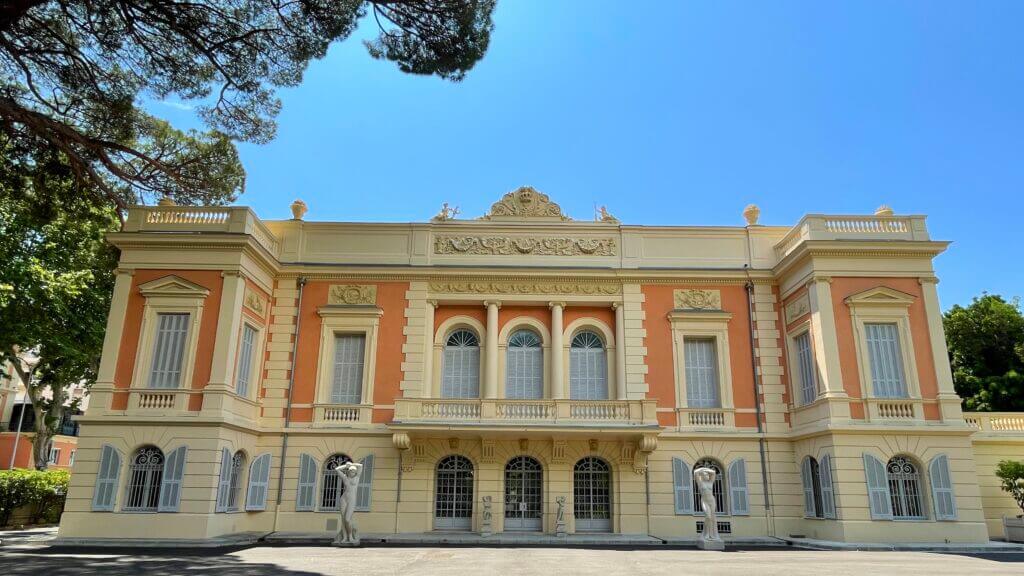 Vue de la façade du palais Carnolès à Menton