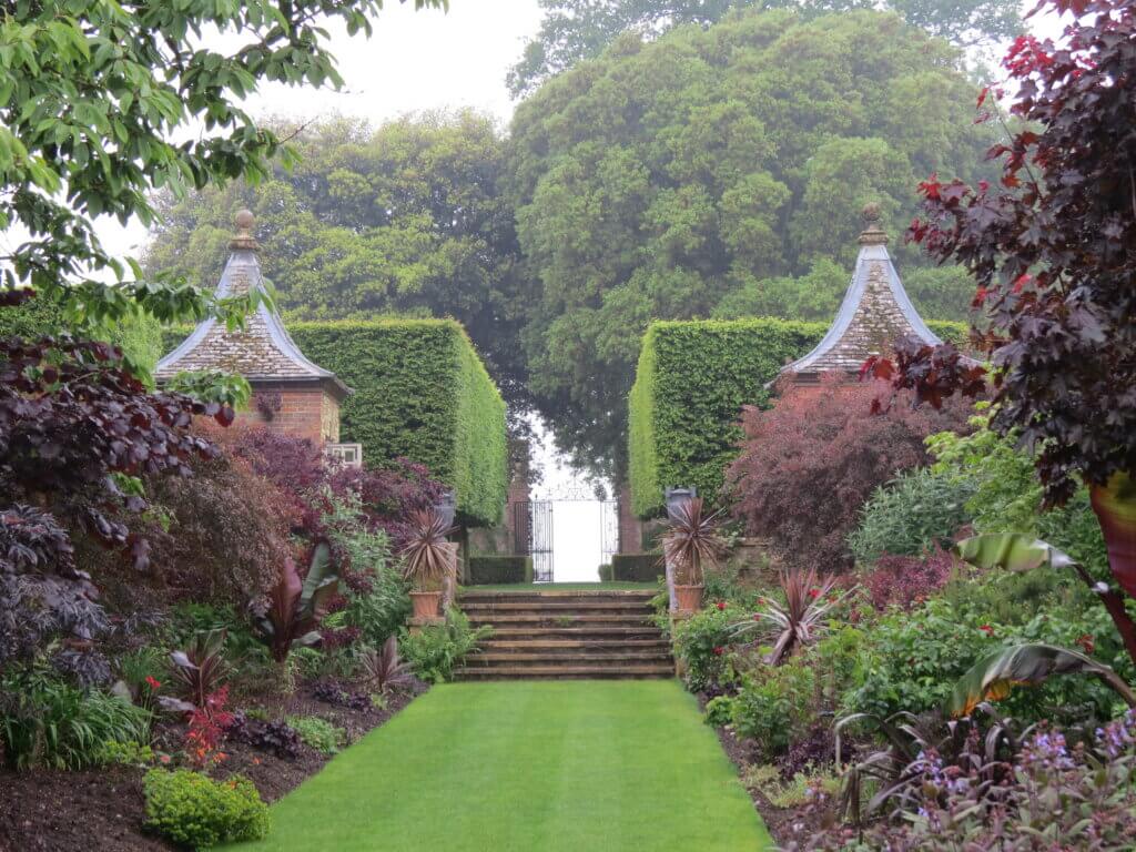 vue de la célèbre bordure rouge de Hidcote Manor