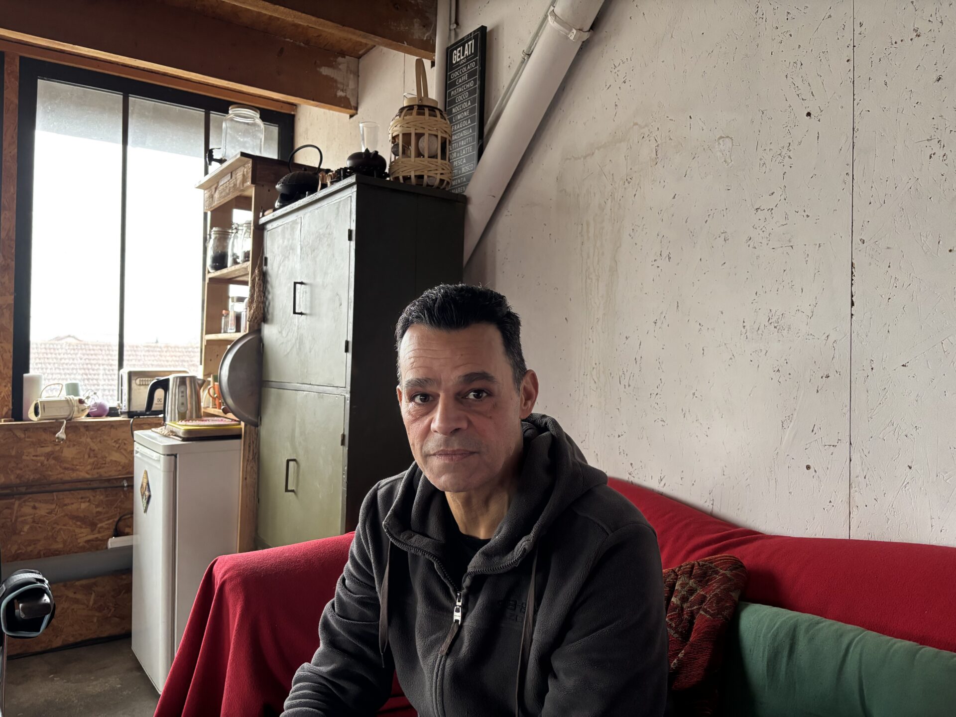 Portrait d’Houman Ardalan, menuisier et ancien courtier, assis dans son atelier à Choisy-le-Roi.