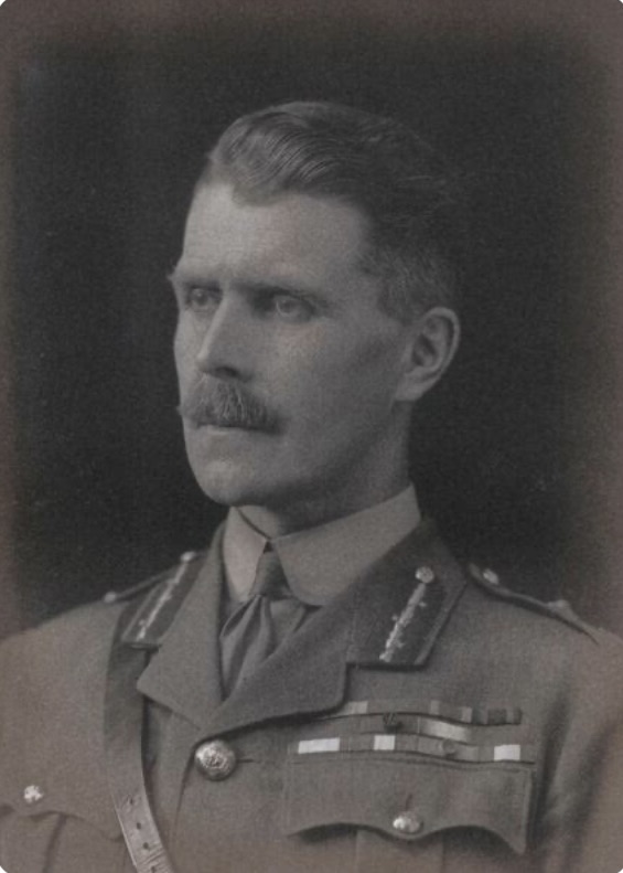 Portrait en noir et blanc du général Sir Percy Radcliffe en uniforme militaire, début du XXe siècle.
