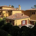Villa Val Rahmeh, style italo-provençal avec vue sur la mer, sur les hauteurs de Menton, bâtie par Sir Percy Radcliffe au début du XXe siècle.