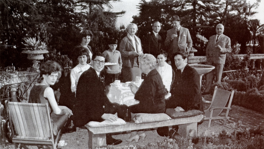 Miss May Sherwood Campbell entourée de ses invités dans les jardins de Val Rahmeh, Menton, années 1960.