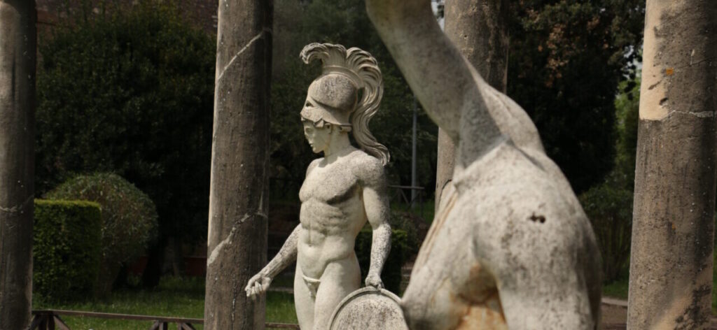 Statues en marbre bordant un bassin à la Villa Hadriana, jardin antique de l’empereur Hadrien à Tivoli, en Italie.