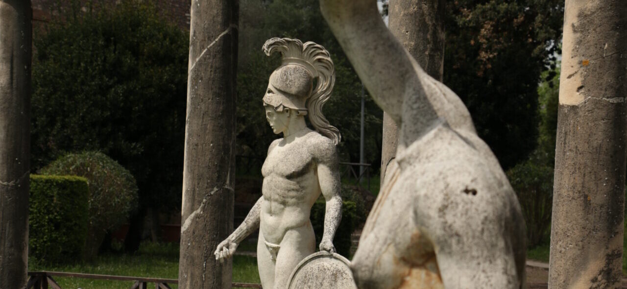 Statues en marbre bordant un bassin à la Villa Hadriana, jardin antique de l’empereur Hadrien à Tivoli, en Italie.