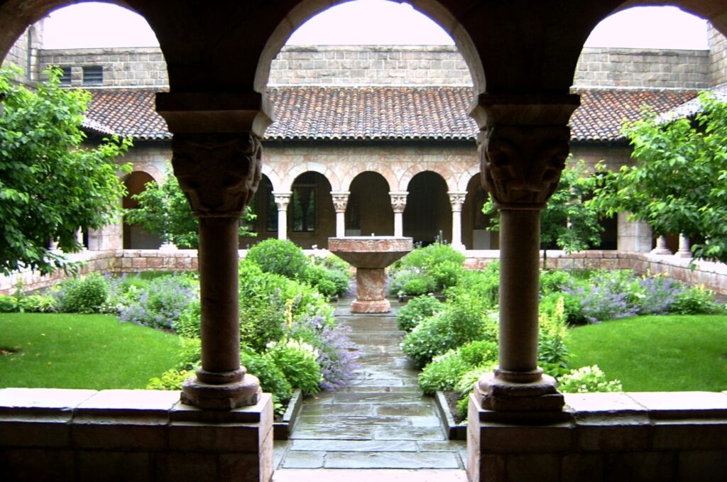 Jardin médiéval dans le cloître de l’abbaye Saint-Michel de Cuxa, avec fontaine centrale en pierre.