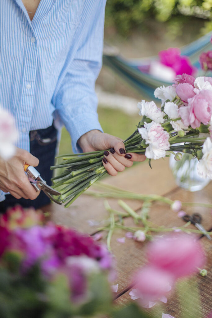 Tiges de fleurs recoupées en biais avant d’être mises dans un vase propre.