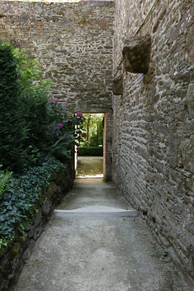Passage en pierre menant aux jardins du château de La Ballue