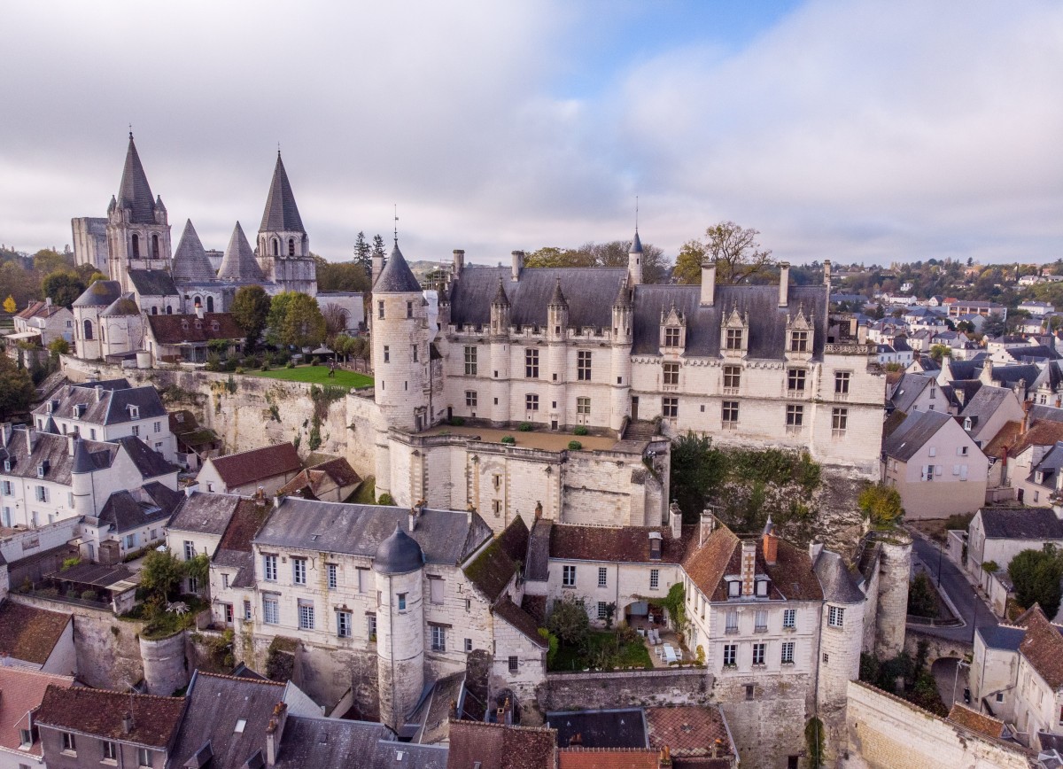 Vue aérienne du logis royal et de la collégiale Saint-Ours à Loches