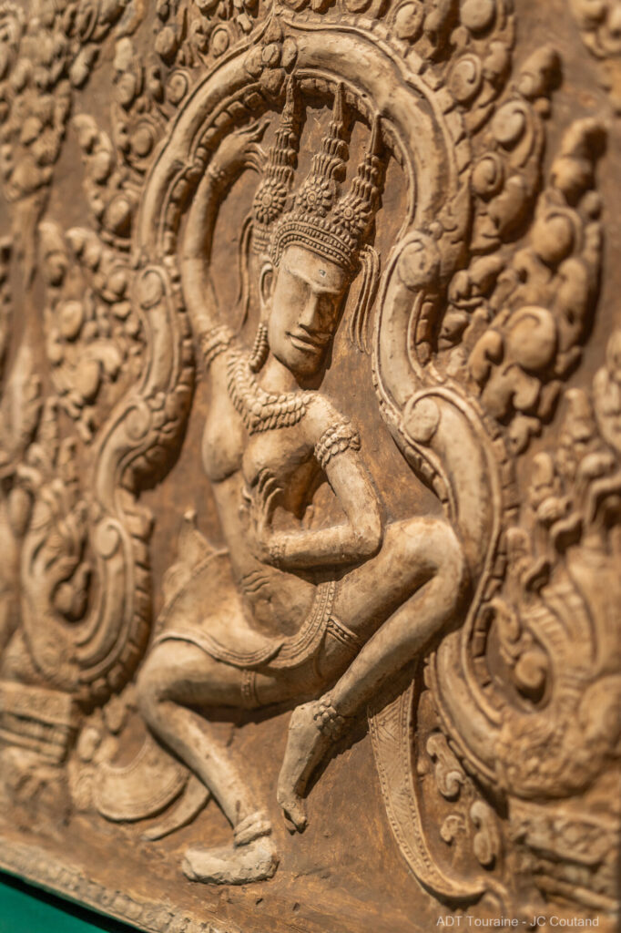 Bas-relief khmer exposé à Loches dans le cadre de l’exposition Angkor, l’aventure de Louis Delaporte