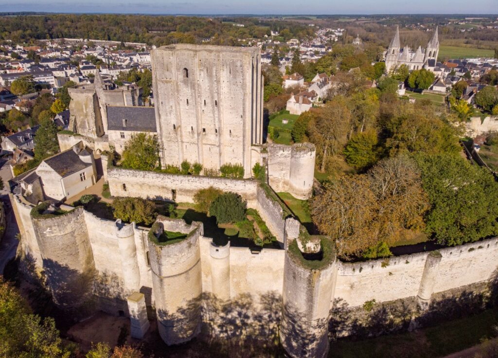 Vue aérienne du donjon de Loches entouré de ses remparts et du parc arboré, en automne.