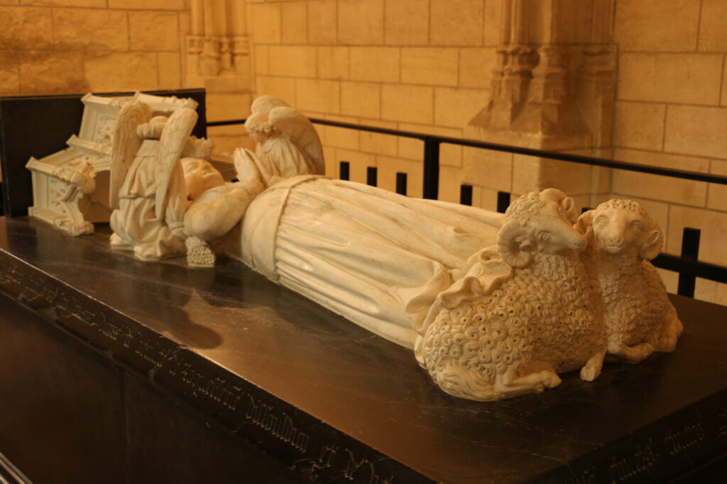 Gisant d’Agnès Sorel entourée d’anges et de deux moutons, collégiale Saint-Ours de Loches
