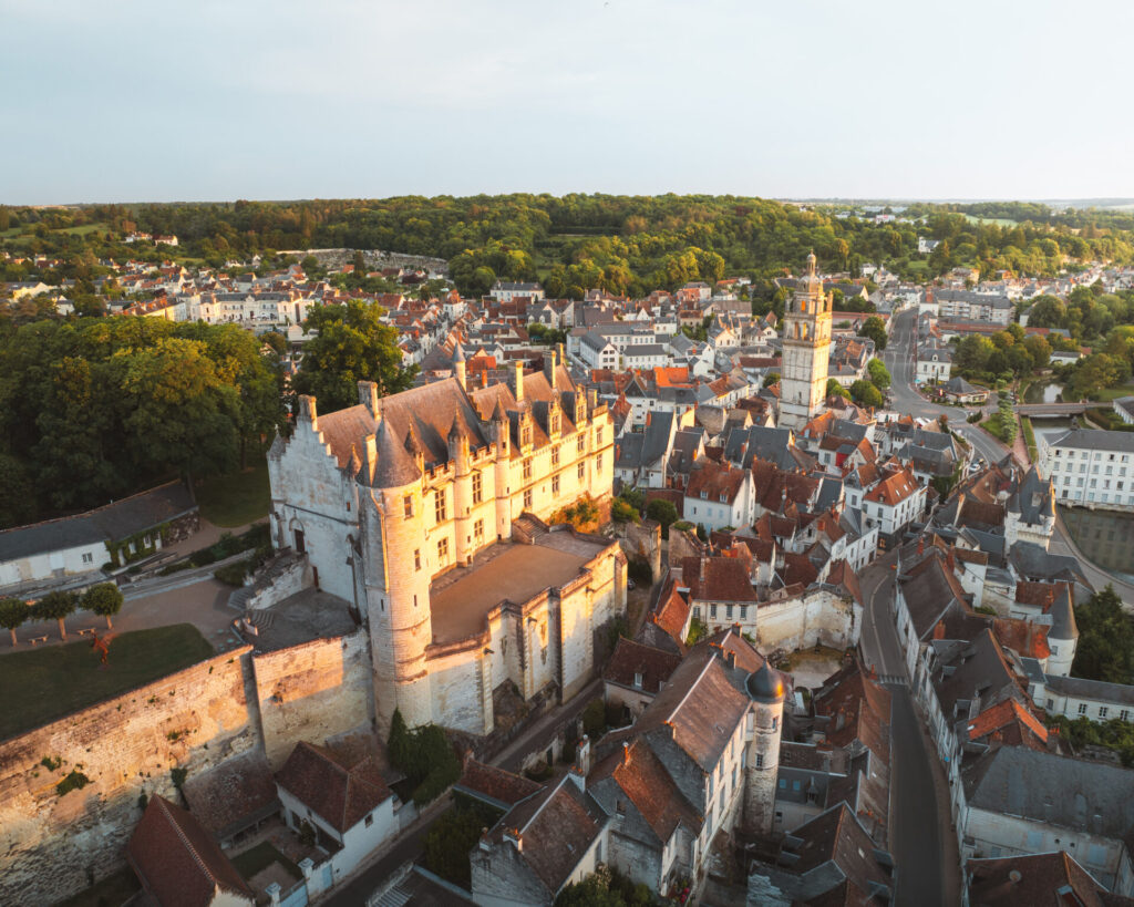 Façade du logis royal de Loches vue depuis la ville basse