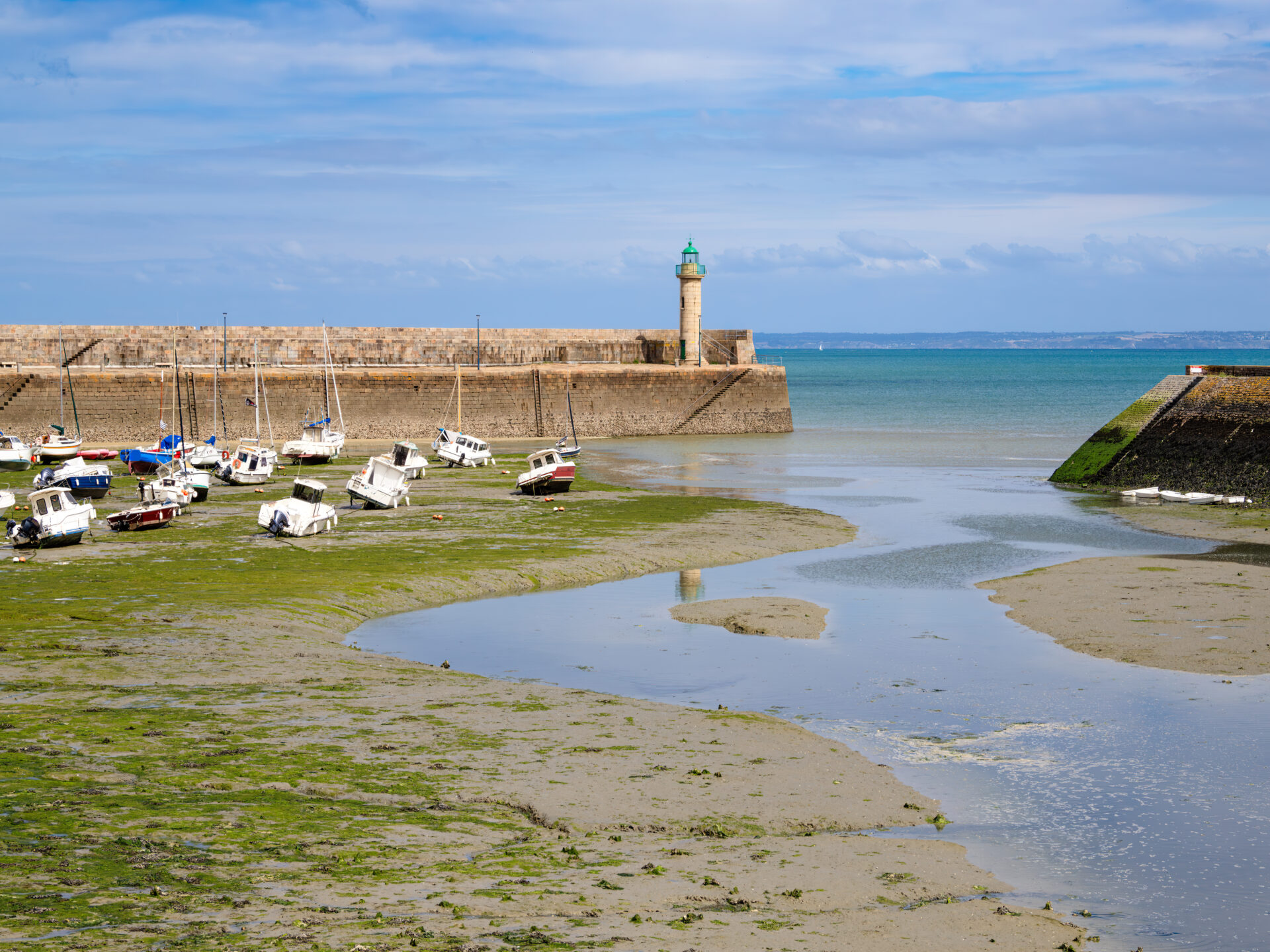Port de Binic à marée basse avec bateaux échoués, illustrant le marnage important lors des grandes marées en Bretagne.