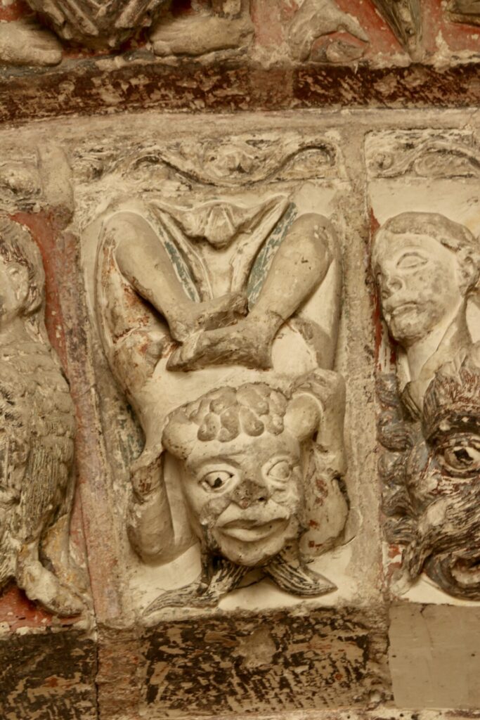 Mascaron sculpté et polychrome de la collégiale Saint-Ours à Loches
