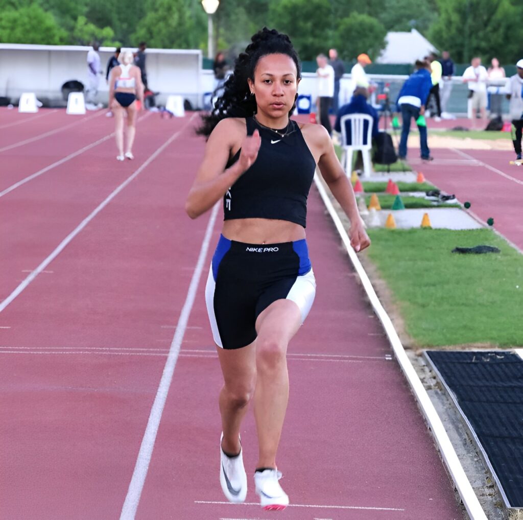 Charlotte Levif-Csösz sprinte sur une piste d’athlétisme, concentrée, en tenue noire et bleue, lors d’un entraînement.