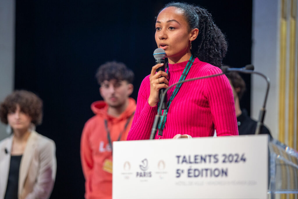 Charlotte Levif-Csösz, en pull fuchsia, s’exprime au micro à l’Hôtel de Ville de Paris pendant la cérémonie Talents 2024