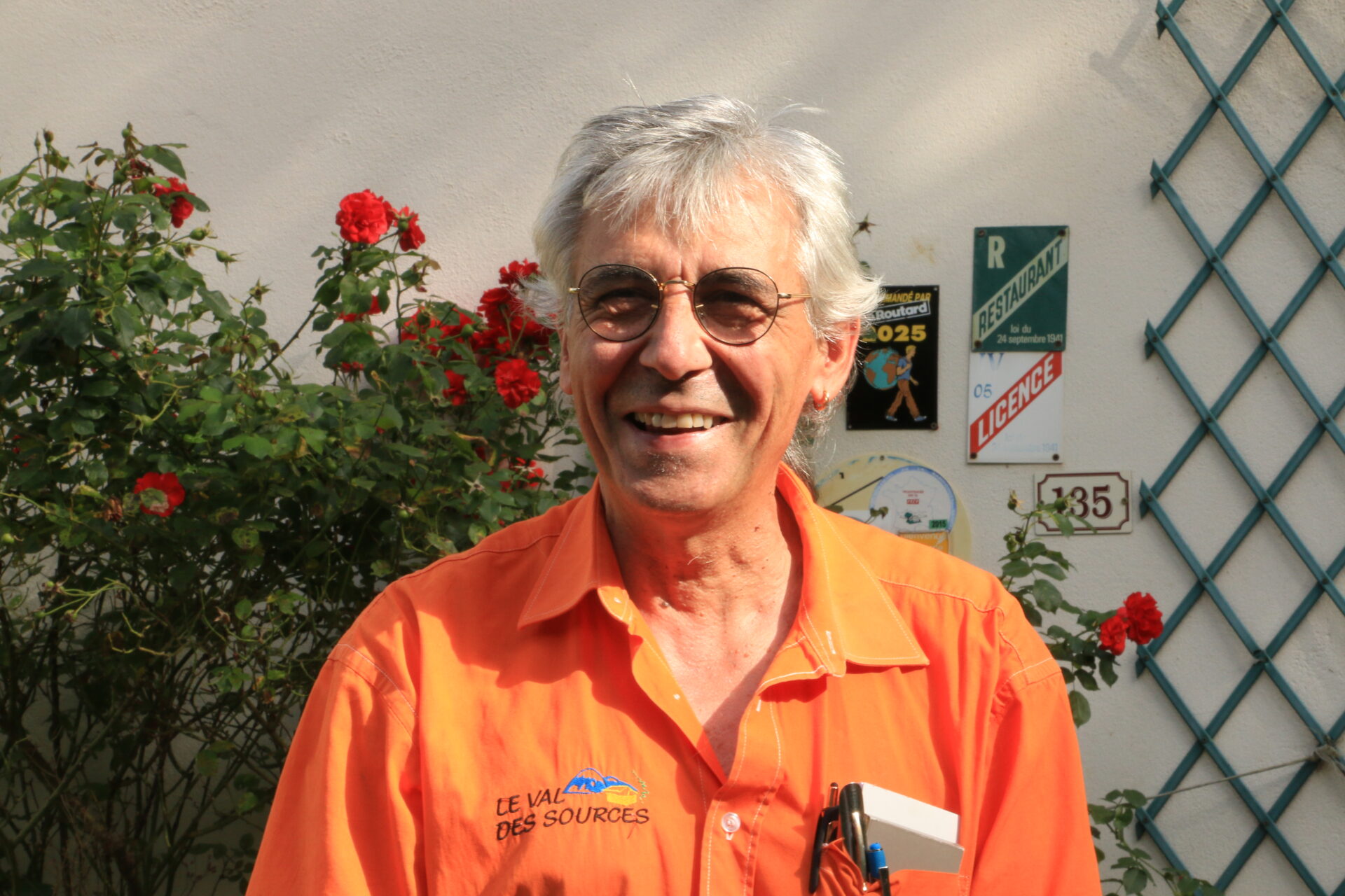 Claude Gueydan devant les rosiers du Val-des-Sources, dans les Hautes-Alpes.