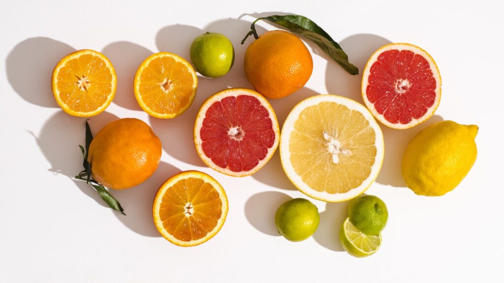 Comparaison de différents agrumes coupés et entiers illustrant les liens de parenté au sein de la famille des citrus