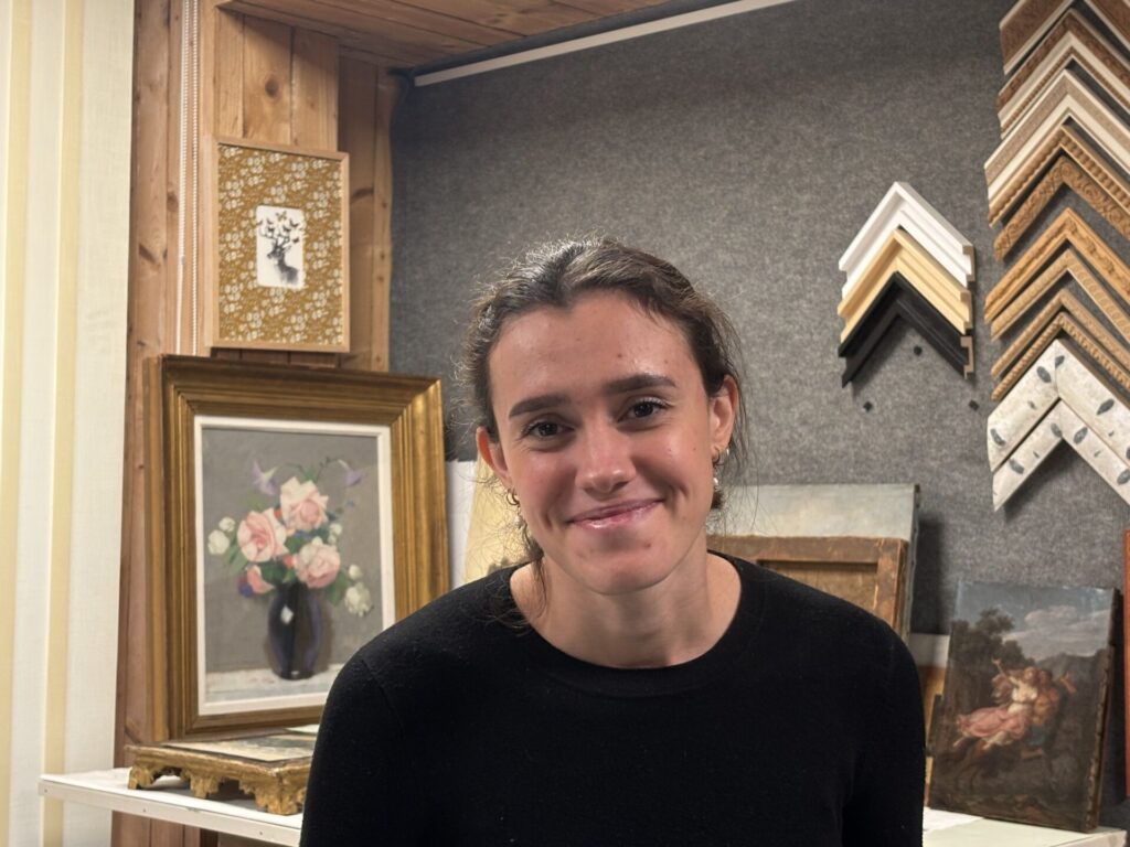 Camille Esquivié, restauratrice de tableaux, dans son atelier à Vincennes
