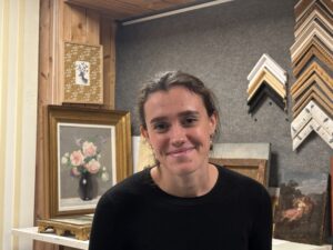 Camille Esquivié, restauratrice de tableaux, dans son atelier à Vincennes