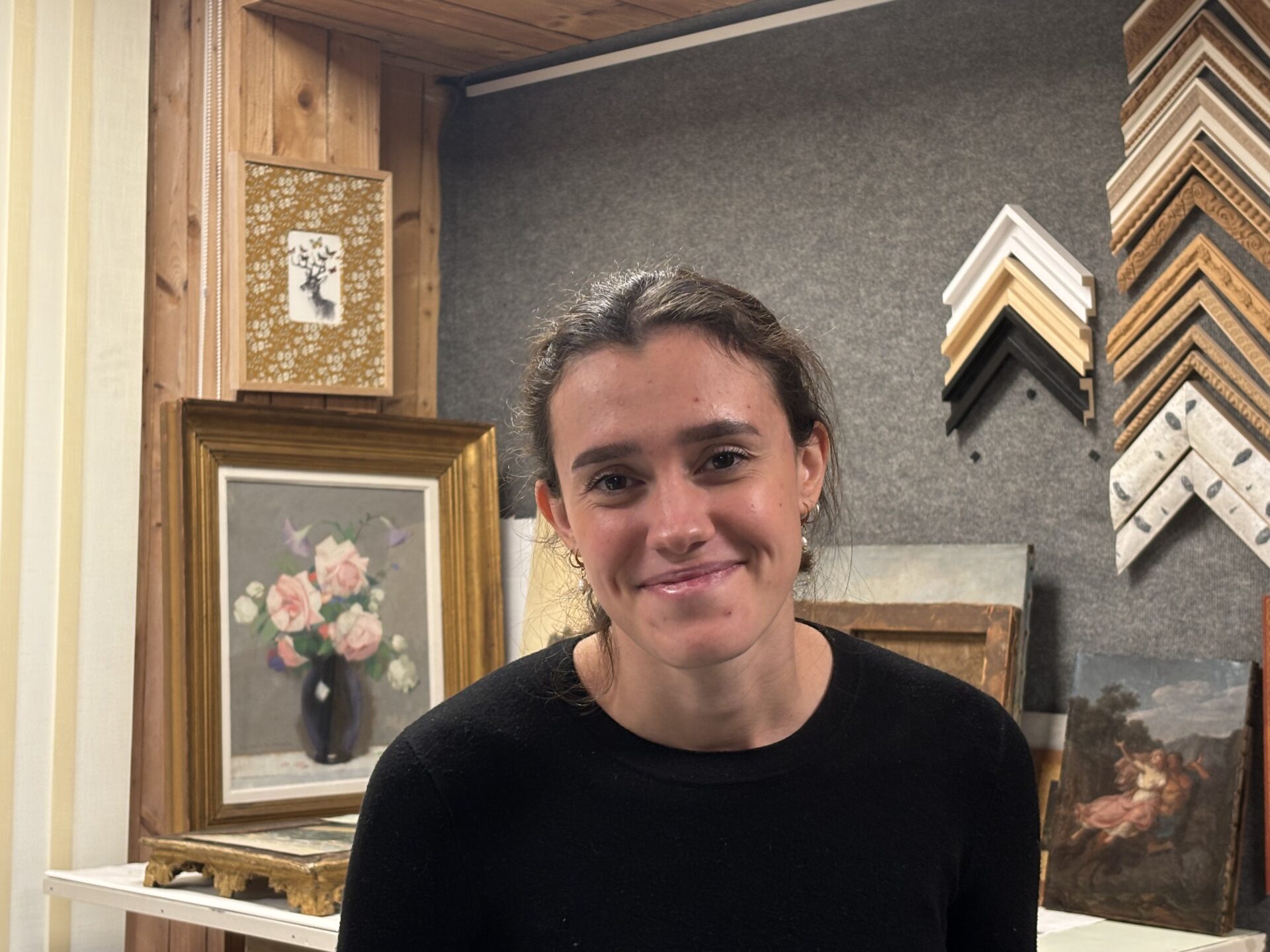 Camille Esquivié, restauratrice de tableaux, dans son atelier à Vincennes