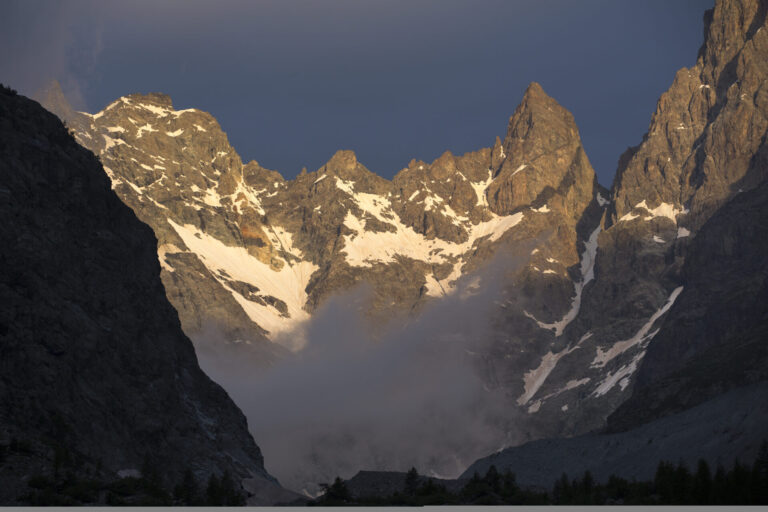 Massif du Pic Coolidge illuminé par la lumière du soir dans la vallée du Valgaudemar, dans le parc national des Écrins.