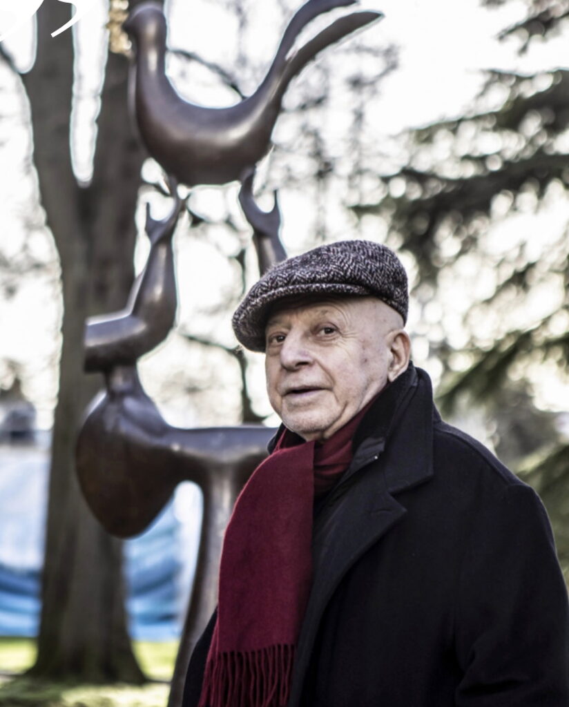 Portrait du sculpteur David Erevanzi devant l’une de ses sculptures installées dans le parc de la mairie de Choisy-le-Roi