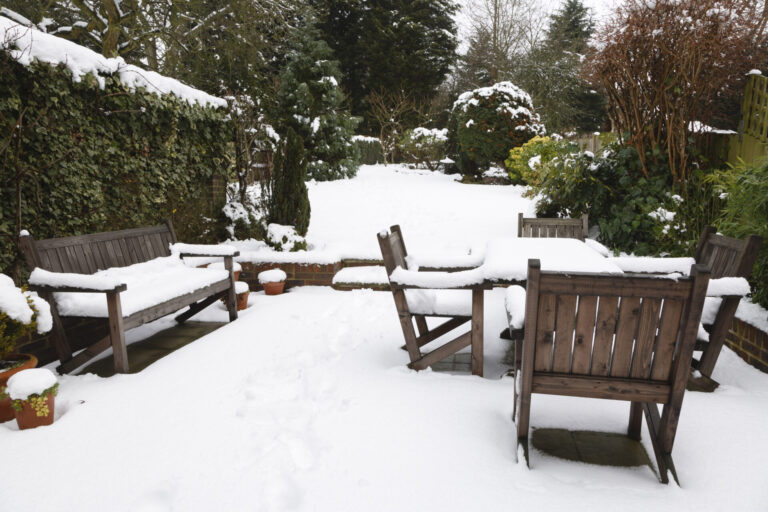 Jardin recouvert de neige en hiver, la neige protégeant le sol et les plantations du froid