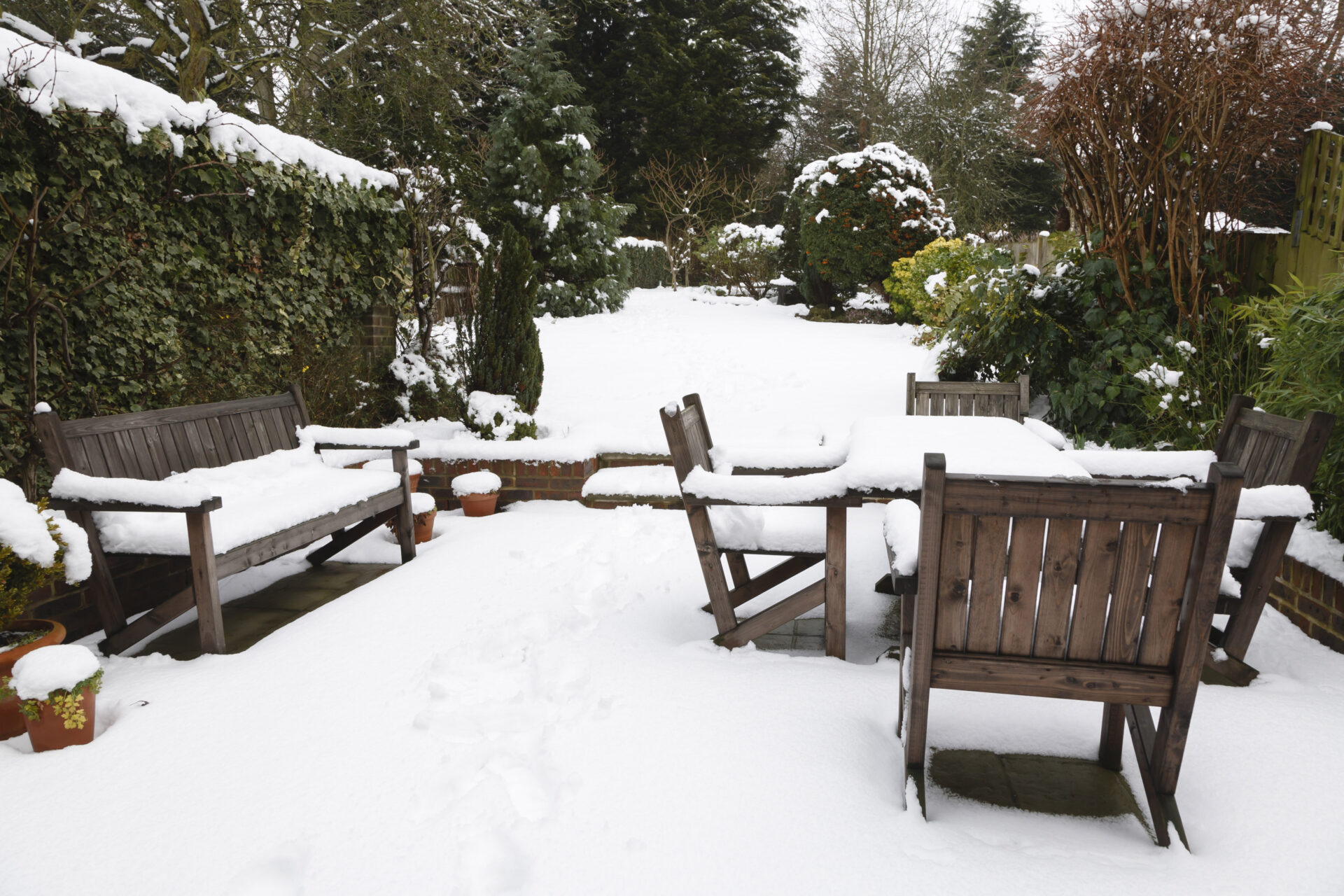 Jardin recouvert de neige en hiver, la neige protégeant le sol et les plantations du froid