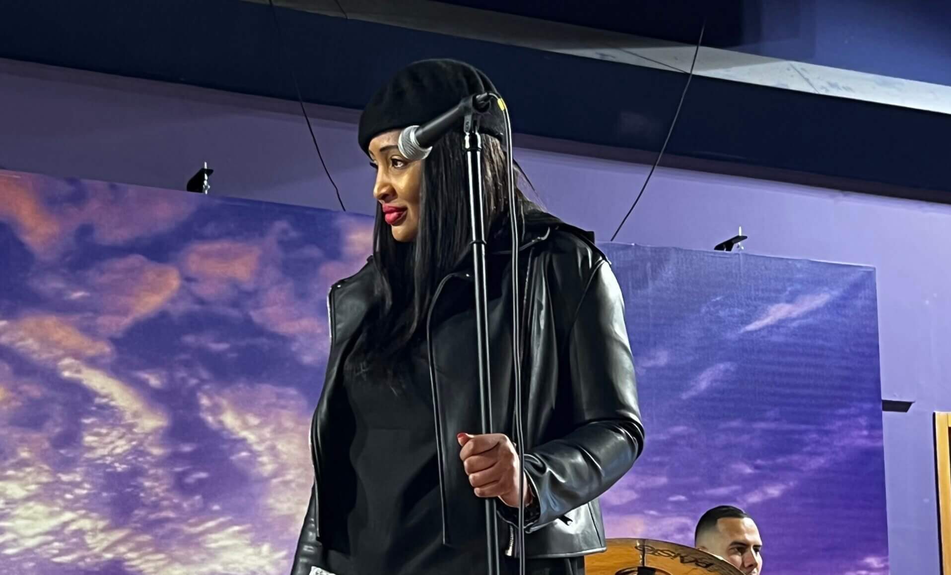 Amy Sidibé en concert lors d’une performance scénique
