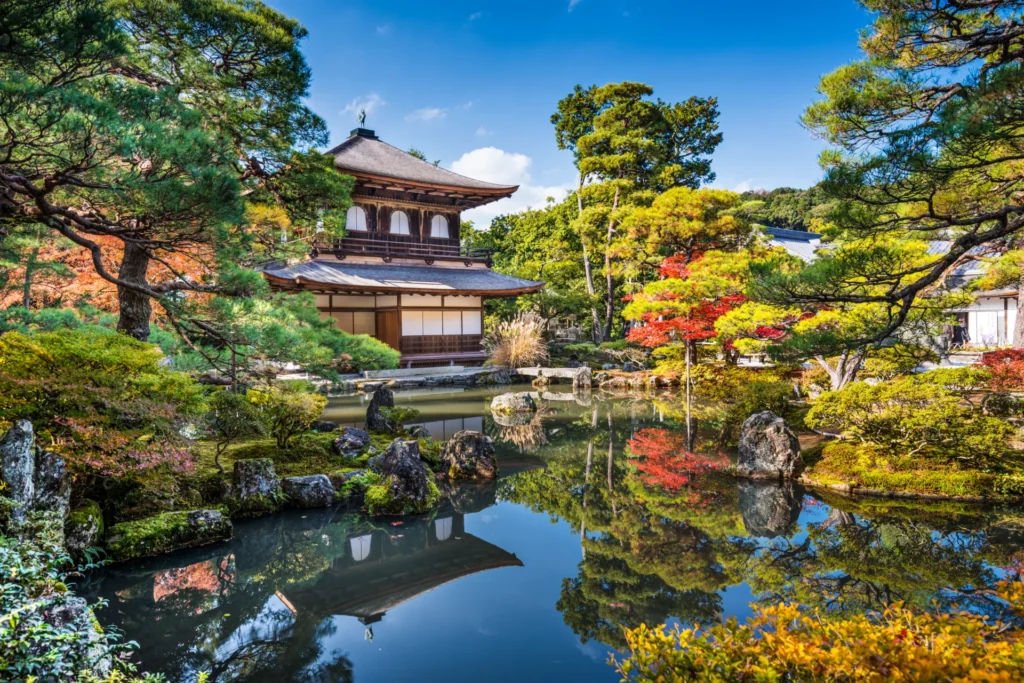 Jardin japonais avec pavillon, bassin et reflets végétaux à Kyoto au Japon
