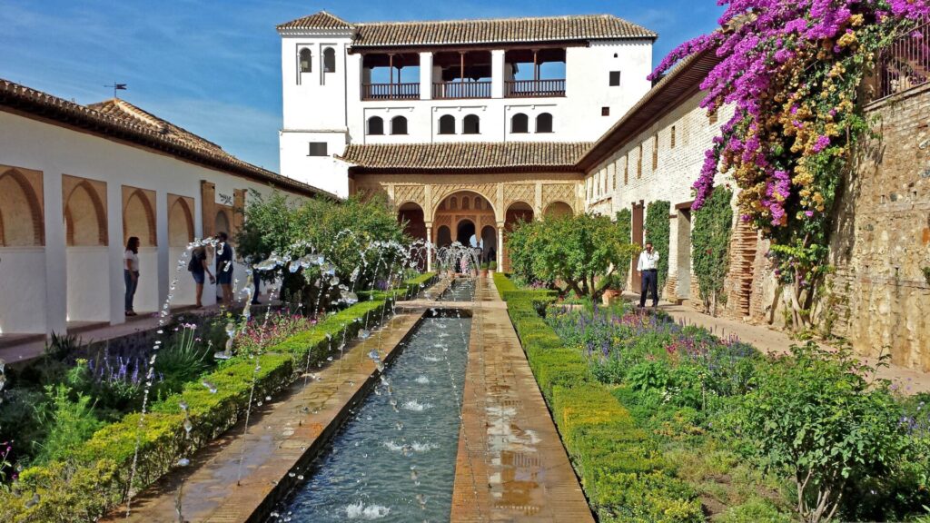Canal d’eau et jets dans les jardins de l’Alhambra à Grenade en Andalousie
