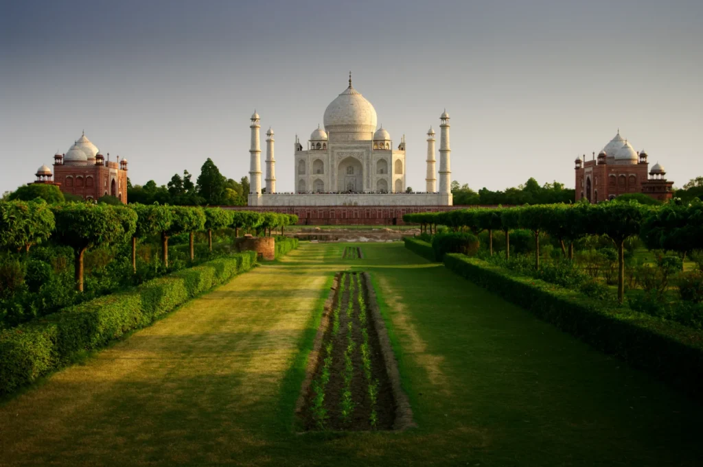 Vue des jardins moghols et des perspectives végétales devant le Taj Mahal en Inde