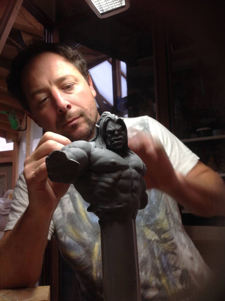 Fred Wajeman réalise une sculpture dans son atelier de Choisy-le-Roi.