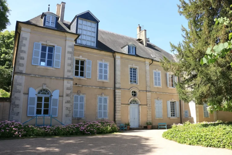 Maison de George Sand à Nohant, point de départ de la visite du jardin.