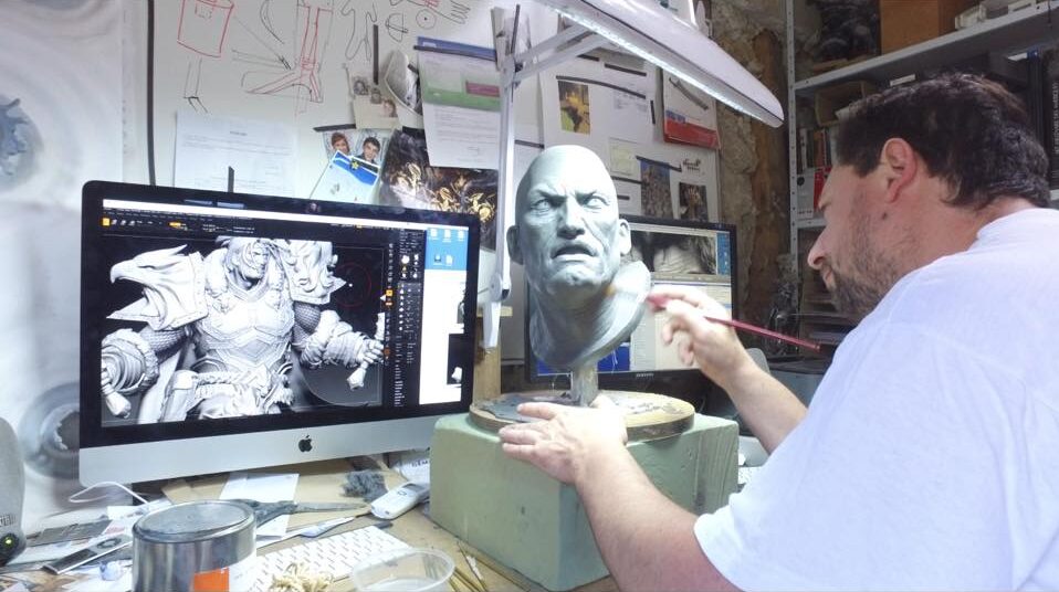 Fred Wajeman travaille sur une sculpture en s’appuyant sur une modélisation numérique dans son atelier.