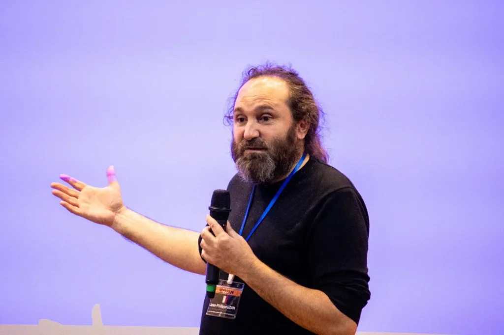 Jean-Philippe Uzan, astrophysicien et directeur de recherche au CNRS, s'exprimant au micro lors d'une conférence.