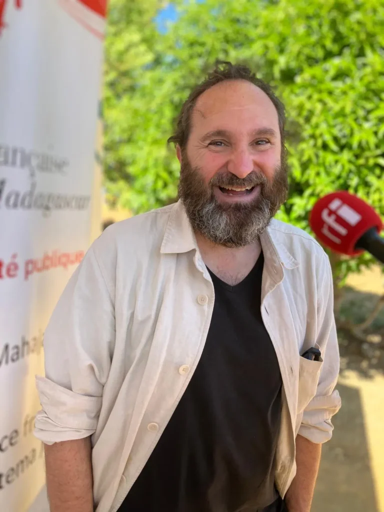 Portrait de Jean-Philippe Uzan, astrophysicien et directeur de recherche au CNRS, souriant devant un fond de verdure.